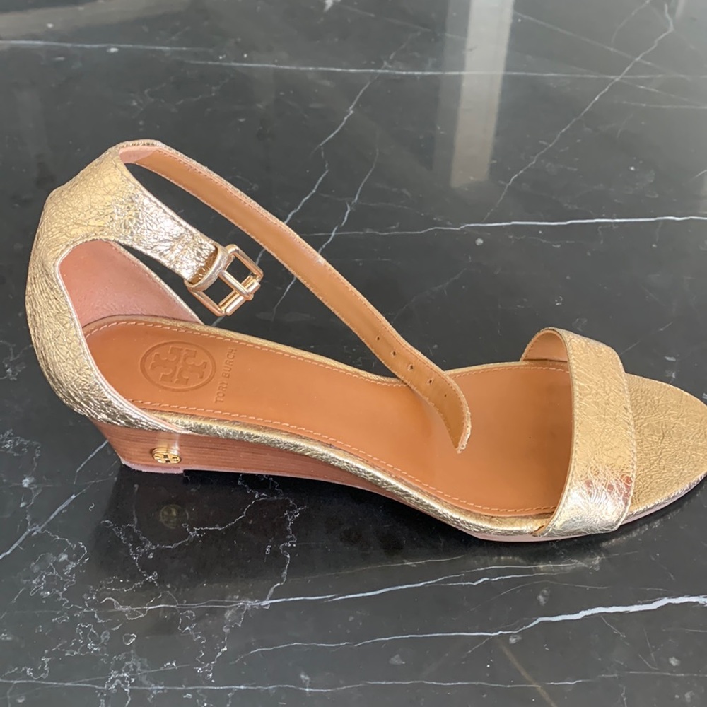 Savanna metallic gold sandals with box